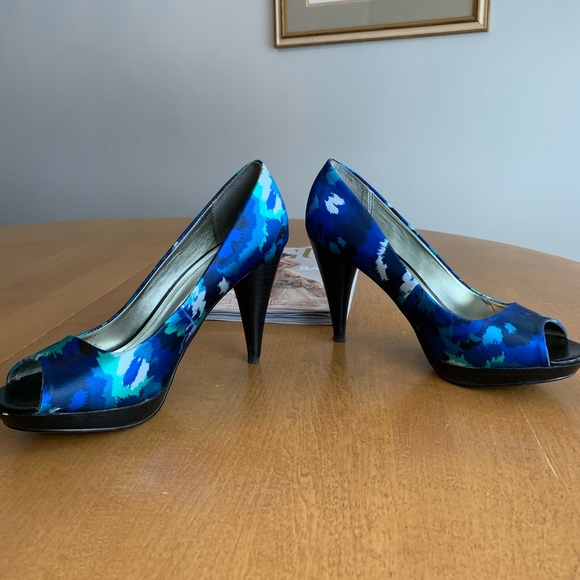 LOVELY 💙💚 Style & Co. Blue/Green/White Abstract Satin High Heels/Pumps 6-6.5! - Picture 4 of 16
